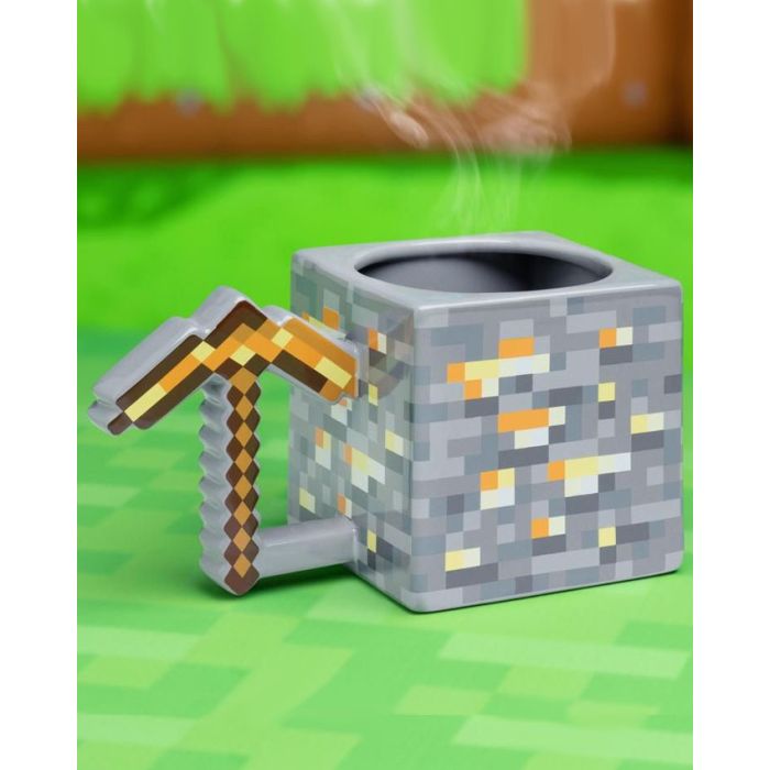 Šolja Paladone Minecraft - Gold Pickaxe Mug